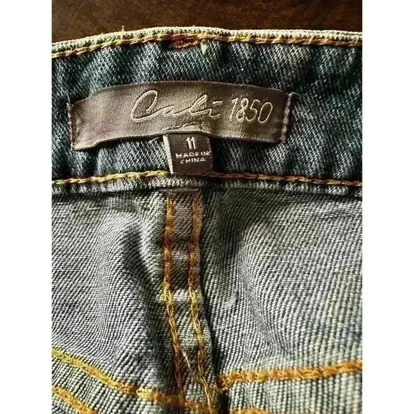 Cali 1850 Cutoff Shorts Butterfly Embroidered Pocket NWT Size 11 High Rise - Picture 6 of 7